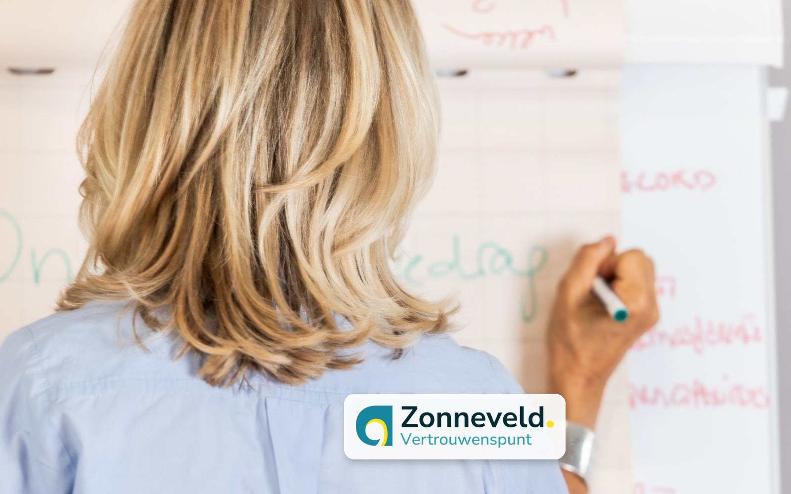 Dorine Zonneveld schrijft op een flipover tijdens een voorlichting.